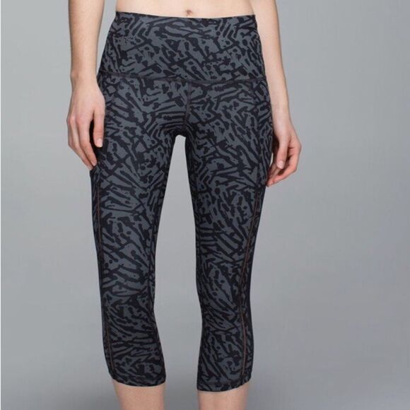 lululemon athletica Pants - Lululemon Hot To Street Crop Biggie Brushed Animal Coal Black Yoga EUC Size 4